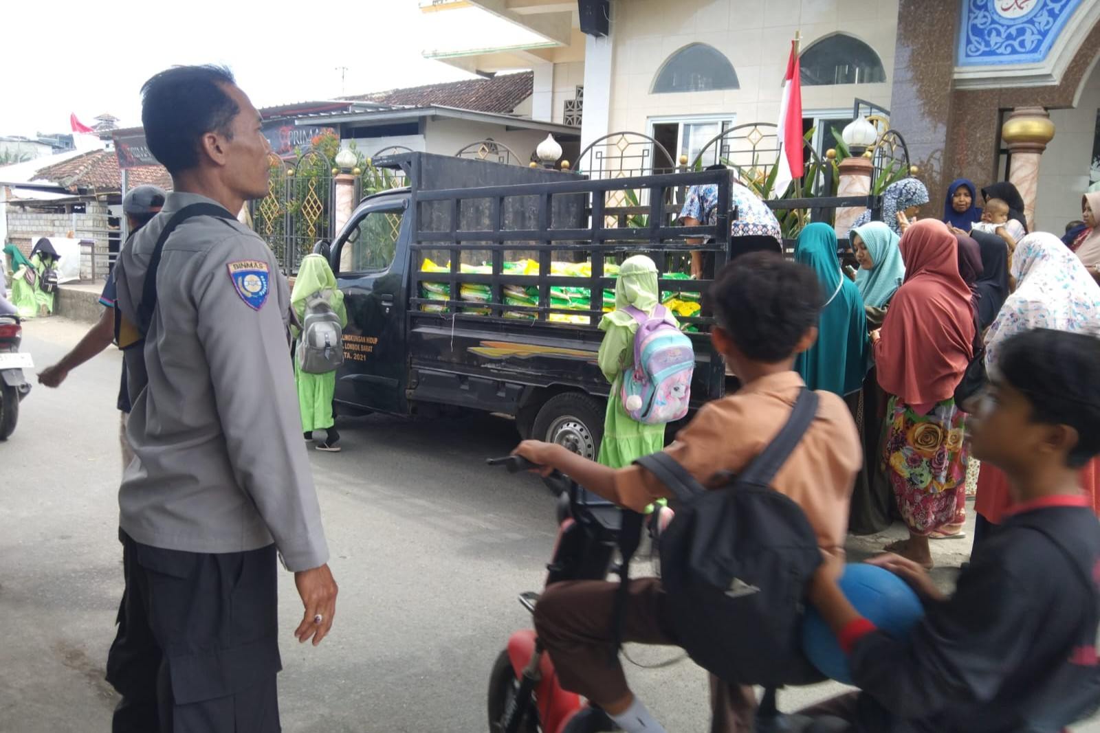 Polsek Batulayar Salurkan 2 Ton Beras Murah, Warga Antusias Sambut