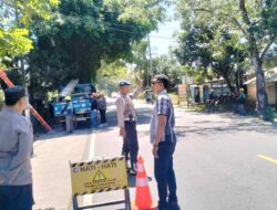 Polsek Lembar Amankan Pemangkasan Pohon di Dusun Batu Samban