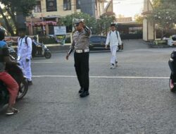 Anggota Lantas Polsek Rasanae Barat Laksanakan Strong Point Pagi di Depan MTSN I Kota Bima, Sasar Masyarakat dan Pelajar