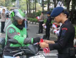 Brimob Metro Jaya Bagikan 5.000 Bendera Merah Putih kepada Warga Jakarta Jelang Hari Kemerdekaan RI