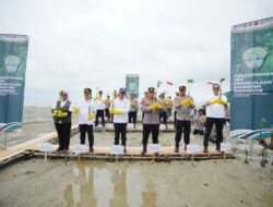 Tanam Mangrove di Kalbar, Kapolri: Jaga Lingkungan untuk Masa Depan Anak-Cucu Kita