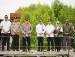 Kapolri dan Menteri LH Tanam Mangrove di Kalbar, Dorong Kepedulian Untuk Lestarikan Lingkungan