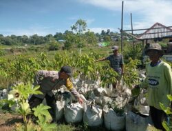 Bhabinkamtibmas Desa Dore Bara Pantau lahan pekarangan warga dalam rangka dukungan program ketahanan pangan nasional menuju Indonesia Emas 2045