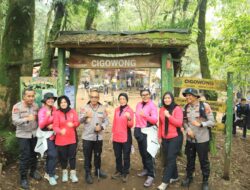 Ibu Kapolda Jabar Jadi Satu-Satunya Ketua Bhayangkari Tembus Puncak Gunung Ciremai