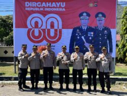 Semarakkan HUT ke-80 RI, Polres Sumbawa Barat Pasang Spanduk Ucapan