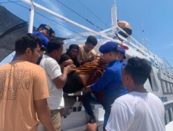 Sat Polairud Polres Dompu Evakuasi Ibu Hamil yang Hendak Melahirkan di Atas Kapal Wisata