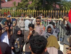 Kapolres Bima AKBP Eko Sutomo S.I.K.,M.I.K., Terjun Langsung Mengamankan Aksi Demonstrasi di Gedung DPRD Kabupaten Bima