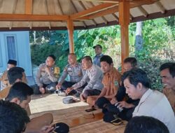 Sambang Desa, Bhabinkamtibmas Rempek Darusalam Tekankan Pentingnya Kerukunan