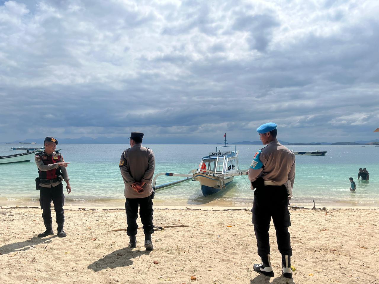 Upaya Polsek Sekotong Ciptakan Wisata Aman di Pantai Elak-Elak Lombok Barat