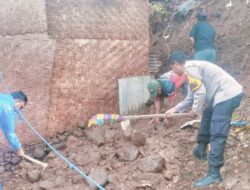 Bhabinkamtibmas Desa Mantun Bersama Warga Gotong Royong Bantu Warga Binaan Terdampak Korban Longsor