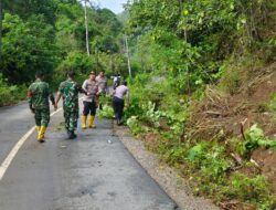 Personel Polsek Sekongkang Bersinergi dengan Koramil sekongkang Gelar Gotong Royong Bersihkan Jalan Pasca Hujan Lebat
