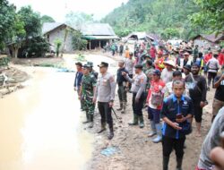 Polres Lampung Barat Terjun Langsung Salurkan Bantuan untuk Korban Banjir Suoh