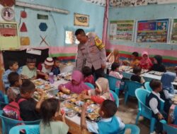Bhabinkamtibmas Desa Pesa Dampingi dan Monitoring Penyaluran Program Makan Bergizi Gratis