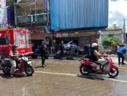 Pasca Banjir di Bali, Polisi Turun Bantu Warga Bersih-Bersih Lokasi Bencana