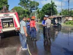 Tumpahan Solar di Gerung Utara, Polisi dan Damkar Bersinergi Amankan Jalan Raya