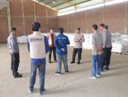 Wakapolres Sumbawa Barat Bersama Satgas Pangan Cek Ketersediaan Pangan di Bulog Kabupaten sumbawa barat