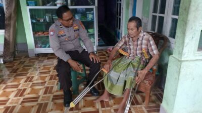 Polres Lombok Barat Salurkan Bantuan Tongkat untuk Lansia di Dusun Gubuk Genteng