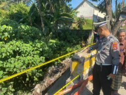 Sat Lantas Polres Loteng Olah TKP Laka Lantas Out Of Control di Pringgarata. ‎ ‎