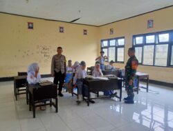 BHABINKAMTIBMAS DESA MAS-MAS DAMPINGI PENDISTRIBUSIAN PROGRAM MAKANAN BERGIZI GRATIS UNTUK ANAK USIA SEKOLAH