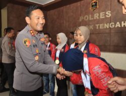 Kapolres Loteng Apresiasi Atlet Binaan Raih Medali Emas di PON Beladiri Kudus 2025.
