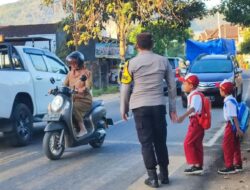 Peduli Keselamatan Pelajar, Polsek Taliwang Jaga Lalu Lintas di SDN 2