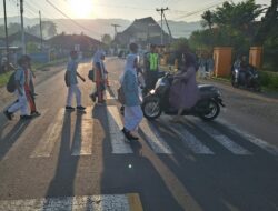 Personel Polsek Seteluk Laksanakan Rawan Pagi, Jaga Keamanan Lalu Lintas dan Dekatkan Diri dengan Siswa