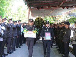 Penghormatan Terakhir Kapolres dan Anggota Hantarkan Jenazah Kasat Binmas Polres Sumbawa Barat