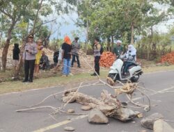 WARGA HU’U GELAR AKSI PROTES TERKAIT UCAPAN ORATOR ALIANSI AMPA, KAPOLSEK HU’U TURUN LANGSUNG REDAM SITUASI