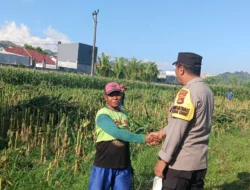 Bhabinkamtibmas Dampingi Kadis Pertanian Tinjau Irigasi di Ombe Baru