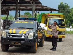 Polsek Gerung Kawal Distribusi 6 Ton Jagung ke Bulog NTB