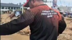 Brimob Aceh Pasang Tali Sling pada Jembatan Putus dan Geser Speed Boat untuk Mendukung Mobilitas Warga di Bireuen