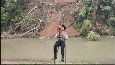 POLRI GERAK CEPAT RESPON PIDATO PRESIDEN PRABOWO, SATBRIMOBDA SULSEL BANGUN JEMBATAN GANTUNG DI SOPPENG