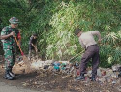 Sinergi Bhabinkamtibmas, Babinsa, dan Warga Wujudkan Desa Bersih: Gotong Royong di Seteluk Tengah Jadi Contoh Kebersamaan