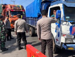 Personel Kpl Poto Tano Laksanakan Pemeriksaan Kendaraan Di Kawasan Pintu Keluar Masuk Pelabuhan
