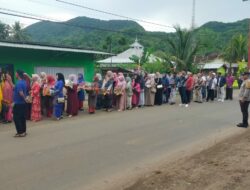 BHABINKAMTIBMAS DAN BABINSA DESA SEKONGKANG BAWAH KOMPAK BANTU WARGA DALAM ACARA ADAT “SORONG SERAH”