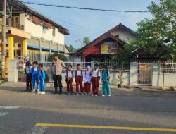Polsek Rhee Laksanakan Pengaturan Lalu Lintas Pagi, Jamin Keselamatan Anak Sekolah