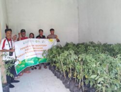 POLSEK SEKONGKANG DAMPINGI (GGM) SUMBAWA BARAT SALURKAN BIBIT TANAMAN DI WILAYAH KECAMATAN SEKONGKANG