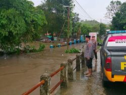 Hujan dan Angin Kencang, Puluhan Rumah di Tiga Desa di Wilayah Kecamatan Madapangga Teredam Banjir Polsek Madapangga Bantu Warga