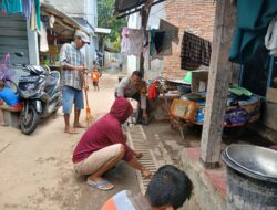 Bhabinkamtibmas Polres Bima Kota Bantu Bersihkan Rumah Warga dan Bagikan Nasi Bungkus Pascabencana Banjir