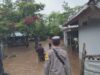 BHABINKAMTIBMAS DESA SONGGAJAH SIGAP EVAKUASI WARGA TERDAMPAK BANJIR DI KECAMATAN KEMPO