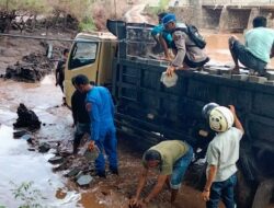 Aksi Heroik Sat Polairud Polres Bima Bantu Evakuasi Truk Terjebak Banjir di Jembatan So Nampa
