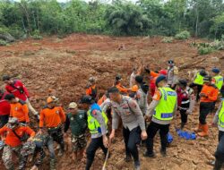 Polri Kerahkan 155 Personel, 4 Anjing Pelacak, dan Perkuat Operasi SAR Longsor Cibeunying 21 Warga Tertimbun