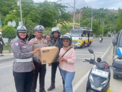 Ops Zebra Rinjani 2025, Polres Bima Kota Bagikan Helm dan Beras Gratis kepada Pengendara