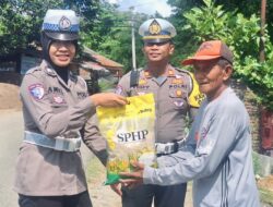 Jumat Berkah, Sat Lantas Polres Bima Kota Bantu Warga Pemukul Batu Di Kelurahan Manggemaci