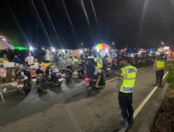 Personel Polsek Taliwang Amankan Konser Musik Rocker Club Sumbawa Barat di Alun-Alun Kota Taliwang