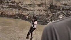 Brimob Aceh Pasang Tali Sling pada Jembatan Putus dan Geser Speed Boat untuk Mendukung Mobilitas Warga di Bireuen