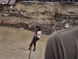 Brimob Aceh Pasang Tali Sling pada Jembatan Putus dan Geser Speed Boat untuk Mendukung Mobilitas Warga di Bireuen