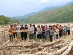 Polres Gayo Lues, Polsek Rikit Gaib dan Brimob bersama Warga Gotong Royong Siapkan Jembatan Darurat Pasca Banjir Bandang di Penomon Jaya