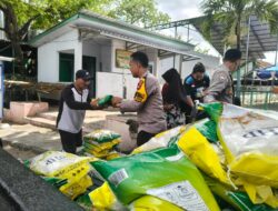 Bhabinkamtibmas Polres Bima Kota Bantu Pendistribusian Bazar Pangan Murah di Kelurahan Sadia