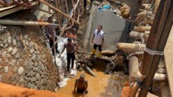 POLDA SUMUT BANGUN JEMBATAN DARURAT DI TAPTENG, PULIHKAN AKSES WARGA DAN JALINSUM